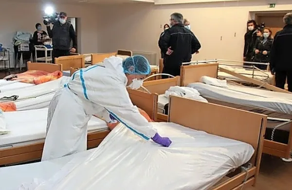Če se bodo dobro počutili, se bodo okuženi stanovalci bistriškega doma upokojencev, ki so od minulega ponedeljka v rdeči coni v Domu na Vidmu , jutri vrnili nazaj v dom. 