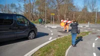 Tako so včeraj pol leta po dokončanju “tankovske” ceste z nje 
odstranili ovire in po njej dovolili promet.
