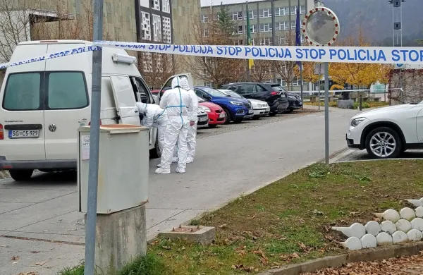 Policisti so danes zoper moškega, ki je v centru Velenja razgrajal in 
razbijal ter grozil s samomorom, uporabili strelno orožje.