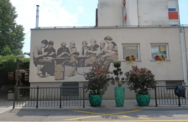 V novogoriškem domu so v ponedeljek znova vzeli 400 brisov in 
včeraj čez dan potrdili najmanj 21 okužb stanovalcev. 