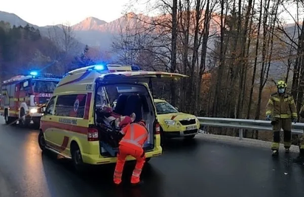 Mlaj&scaron;i motorist padel in se huje po&scaron;kodoval