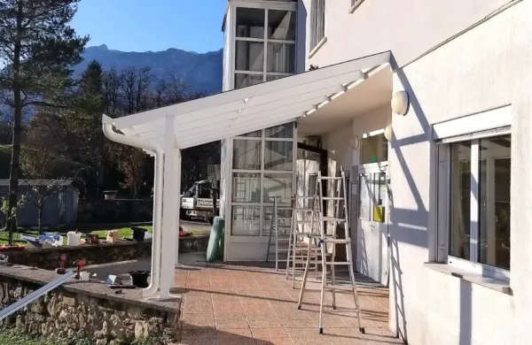 Nadstrešek bo paciente zavaroval pred dežjem, pozneje bo postal 
dodatna  čakalnica. 