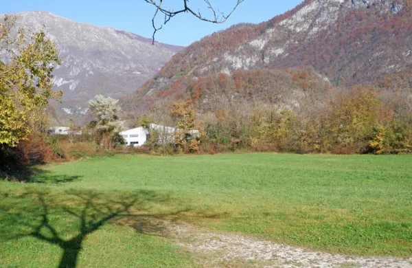 Novo  obrtno cono bodo uredili na travniku ob vzhodni vpadnici v 
Kobarid.