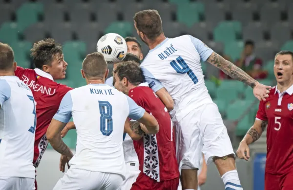 Slovenski nogometaši (v belih dresih) so to jesen dvakrat opravili 
z Moldavijo. Jim bo nocoj uspelo premagati še eno reprezentanco 
iz nekdanje Sovjetske zveze?