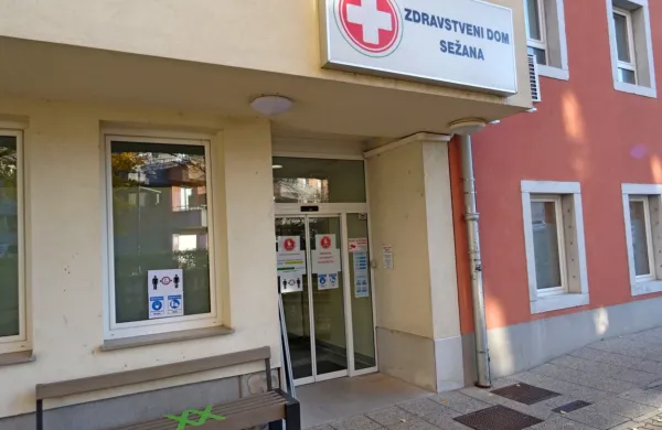 Zdravstveni dom Sežana so danes zaradi okužb med zaposlenimi 
zaprli za vse nenujne storitve, zaprt bo tudi jutri. 
