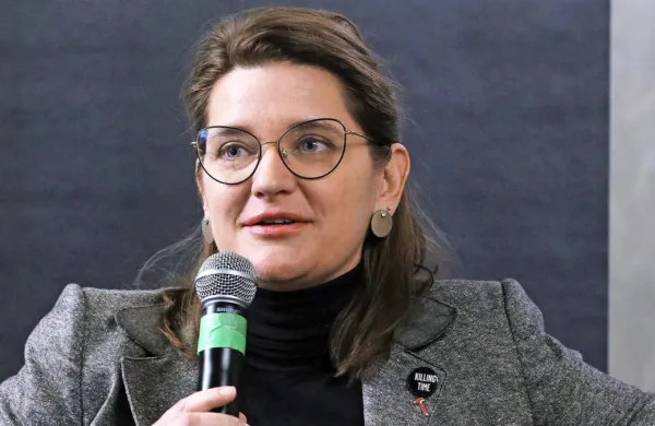 Vlada je na današnji seji s položaja direktorice Javne agencije za 
knjigo RS (Jak) razrešila Renato Zamida.