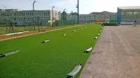 Igrišče v športnem centru dobiva novo in visoko kakovostno 
umetno travo.