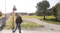 Eta Invest bo na zahodnem delu travnika med obrtno cono in Potjo na Breg začela graditi prve  hiše 
bodoče soseske Soške vile, ob železnici pa bo občina uredila makadamsko povezovalno cesto. 