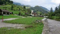 Svetniki so odstranili ovire pred gradnjo trgovskega centra ob potoku Cerknica. So pa zavrnili predlagani komunalni prispevek in 
preložili odločanje o nadomestilu za uporabo stavbnega zemljišča. In s tem občini “odrezali” zajeten del prihodkov. 