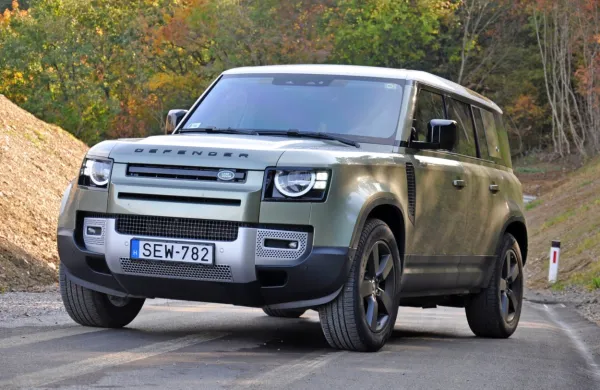 Defender je v novi generaciji izdelan na aluminijasti samonosni 
konstrukciji D7x, ki je po navedbah Land Roverja do trikrat trša od 
klasičnih okvirjev.
