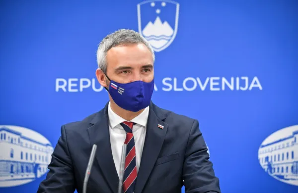 Minister za delo Janez Cigler Kralj je danes upravne enote obvestil, 
da dovoljuje sklepanje zakonskih in partnerskih zvez ob pogoju, 
da so pri sklenitvi prisotne največ tri osebe, torej bodoča zakonca 
oziroma partnerja ter matičar.