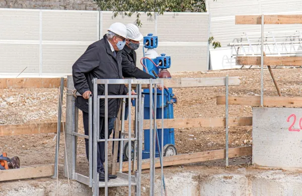 Novogoriški župan Klemen Miklavič se je danes skupaj s strokovnimi sodelavci pridružil županu Občine Gorica Rodolfu Ziberni 
na ogledu začetka del na projektu za dolgoročno zagotavljanje 
poplavne varnosti Gorice in tudi jugozahodnega dela Nove Gorice.  
(Foto: arhiv MONG)