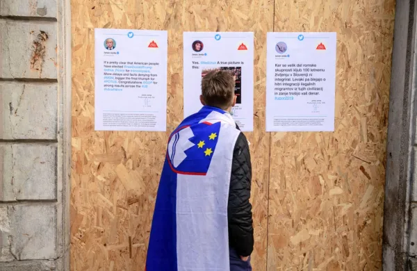 Predstavniki protestniškega gibanja so namesto petkovega protesta danes pripravili ulično razstavo. 