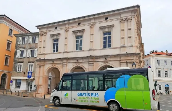 Javno podjetje Okolje Piran s ponedeljkom začasno ukinja 
obratovanje vseh avtobusov. (Foto arhiv: Okolje Piran)