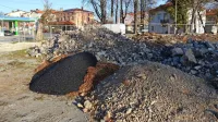 Material, ki so ga začasno odložili sredi Divače, bodo kmalu 
odpeljali. 