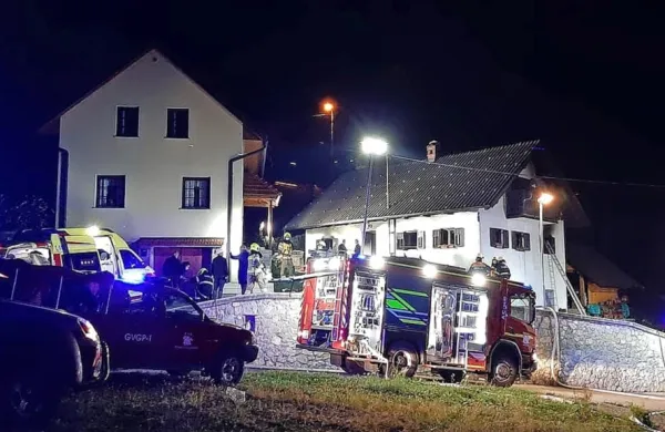 Zagorelo je pri krušni peči v dnevni sobi počitniške hiše.
