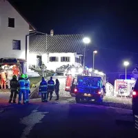 Zagorelo je pri krušni peči v dnevni sobi počitniške hiše.