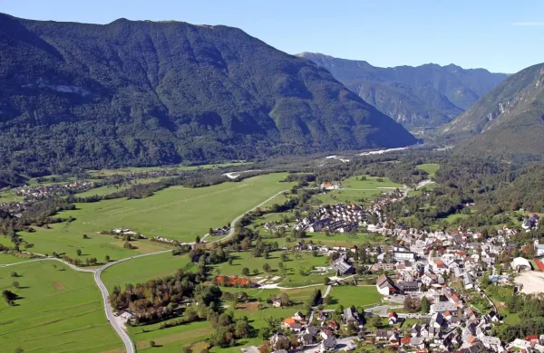 

Dobra tretjina včeraj potrjenih  novih okužb na severnem Primorskem je v občini Bovec, natančneje v podjetju Mahle Electric 
Drives Bovec d.o.o. .