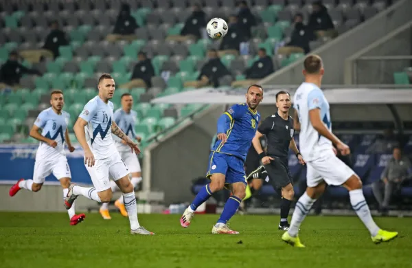 Slovenski nogometaši (v belih dresih) so drevi še drugič v ligi 
narodov ugnali Kosovo.