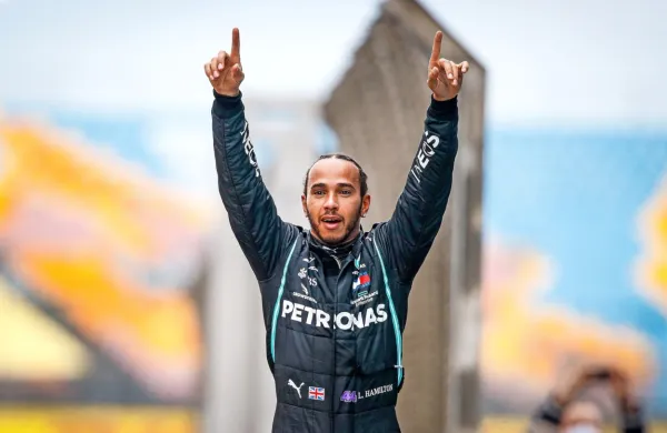 Britanec Lewis Hamilton je svetovni prvak formule 1 za sezono 
2020.