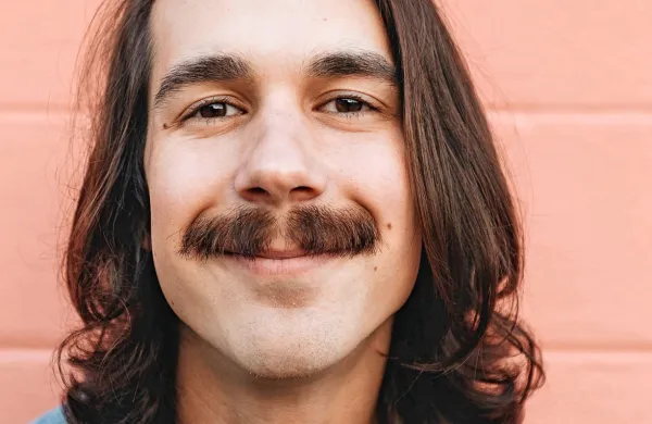 Movember - gibanje in ozaveščanje o raku  na prostati, simbolično 
zaznamujejo brki. 