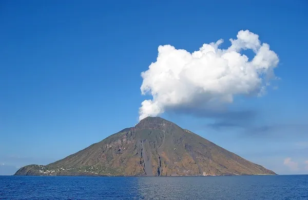 Vulkan Stromboli (foto: Steven W. Dengler/Wikipedia)