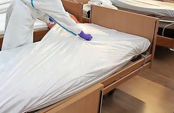 Če se takega zaposlenega vključi v delo v rdeči coni, mora vseeno 
dosledno uporabljati osebno varovalno opremo in upoštevati vse 
higienske ukrepe.