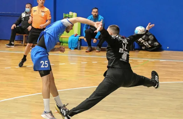 Marko Nikolić (v modri opravi) je imel visok strelski učinek, za 
uspeh na igrišču pa je spet zmanjkal vsaj podoben prispevek 
večine njegovih soigralcev.