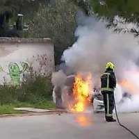 Gasilci so pogasili ognjene zublje, ki so uničili vozilo. 