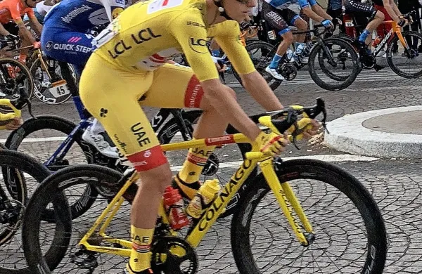 Tadej Pogačar, zmagovalec Tour de Francea, najprestižnejše 
kolesarske dirke na svetu, je konec tedna obiskal legendarnega 
izdelovalca koles Ernesta Colnaga v Italiji in mu podaril zmagovito 
kolo. (Foto vir: Wikipedia)