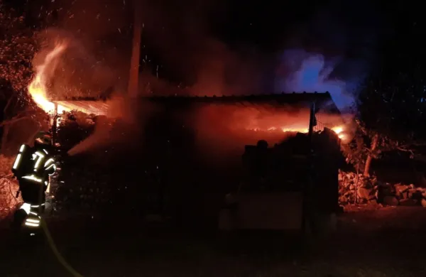 Danes ob 1.45 je v Štorjah zagorela skladovnica drv. (Foto: ZGRS 
Sežana)