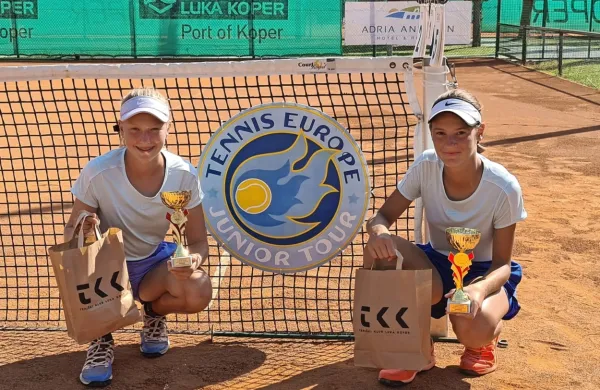 Nika Završki (Ljubljanski TC) in Julija Bogatin (TK Luka Koper, desno) sta zmagovalki letošnjega 
turnirja U-16 v dvojicah. 