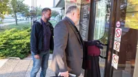 Sebastjan Kokl (levo) in njegov zagovornik Bojan Pečnik pred 
dvema letoma, ko sta prišla na predobravnavni narok