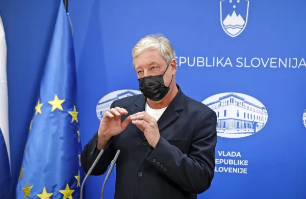  Po besedah Boruta Štruklja s Fakultete za farmacijo v Ljubljani je 
v svetu trenutno 54 cepiv, ki so v klinični fazi raziskav, od tega jih 
je dvanajst v zadnji od treh faz raziskav.