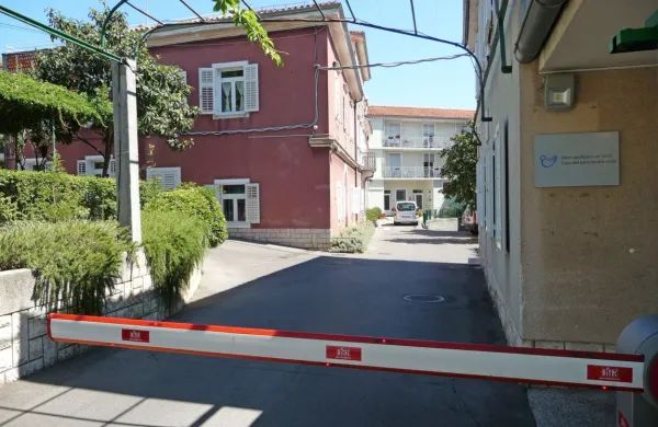 V Izoli 16, v Luciji 13 okuženih starostnikov