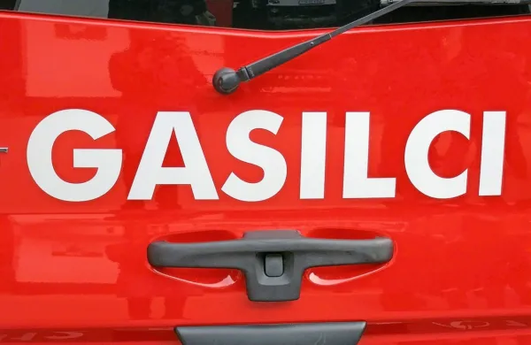 Požar se je iz skladovnice drv raz&scaron;iril v pritličje hi&scaron;e