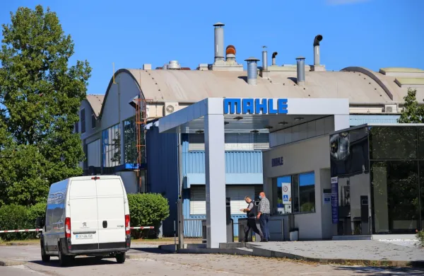Velike družbe imajo za delavce organiziran delavski prevoz, pri 
ostalih pa so  zaposleni že do zdaj v službo prihajali večinoma s 
svojimi avtomobili.