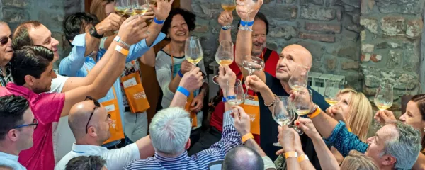 V Shenzhenu bodo kitajski profesionalci poskusili tudi vina iz kleti 
Movia, a žal brez karizmatičnega Aleša Kristančiča (v sredini).