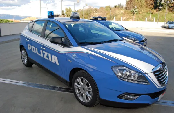 V avtu na&scaron;li zoglenelo truplo