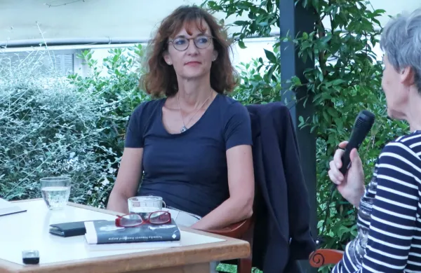 Največ pozornosti bralcev je v letošnjem letu pritegnil roman 
Ivana pred morjem Veronike Simoniti.