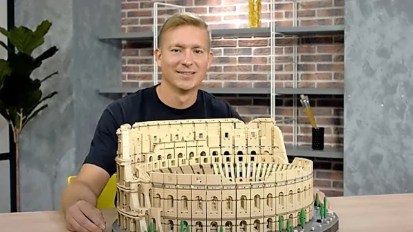  Rok Žgalin Kobe je zasnoval repliko rimskega Koloseja za navdušence lego kock.  