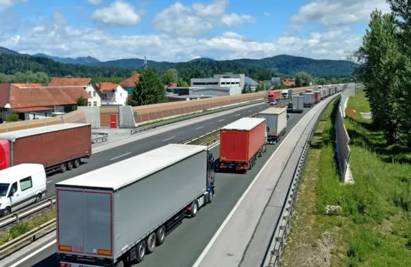 Sindikat delavcev prometa in zvez opozarja na diskriminacijo 
voznikov iz Srbije, Makedonije ter Bosne in Hercegovine, ki 
tedenskega počitka ne morejo preživljati doma.