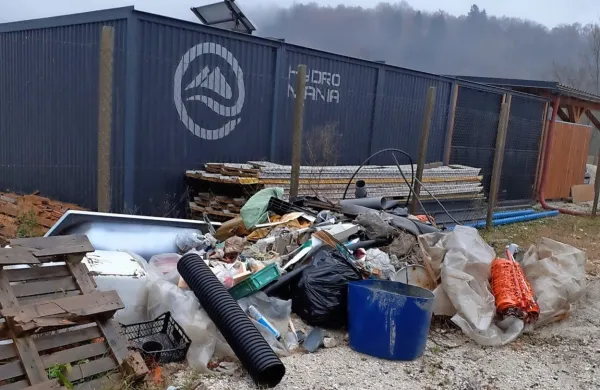 Ker se odpadki pri kotlovnici kopičijo, bodo s kamerami skušali  
izslediti občane, ki jih tam odlagajo.