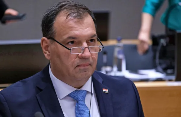 Hrvaški minister za zdravje Vili Beroš bo svoje obveznosti še naprej 
opravljal v izolaciji.