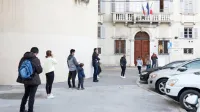 Vrste pred knjižnicami so prizor, ki se ga v času epidemije vse bolj privajamo.  