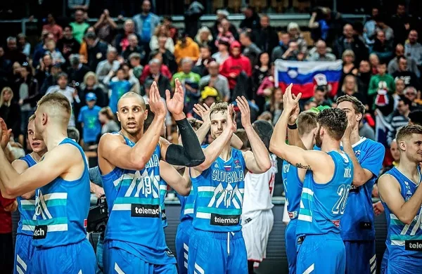 Tako so se konec februarja slovenski košarkarji po zmagi proti Avstriji v Kopru poslovili od 
gledalcev, ki jih še precej časa ne bo na tekmah.