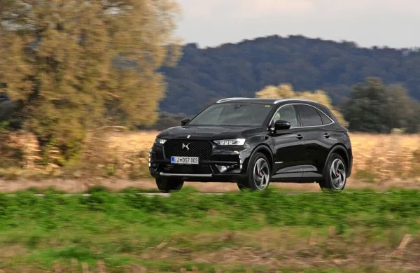 Podobno kot manjši DS3 crossback, ki smo ga vozili poleti, tudi 
njegov večji brat stavi na drugačnost v dizajnu, s to razliko, da tega 
delno poganja tudi elektrika.

