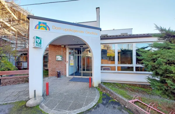 V Domu upokojencev Gradišče je situacija resna, okuženih  je  73 
stanovalcev in 25 zaposlenih.       
