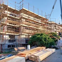 V Domu upokojencev Gradišče, ki ga energetsko obnavljajo,  je 
situacija resna, okuženih  je  73 stanovalcev in 25 zaposlenih.
