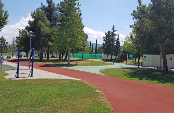 Na spoštovanje ukrepov bodo ta konec tedna opozarjali tudi 
občinski redarji, ki bodo okrepljeno nadzorovali športne površine 
in otroška igrišča, so sporočili z  občine.